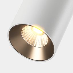 Накладной светильник с золотым дефлектором, крупный план