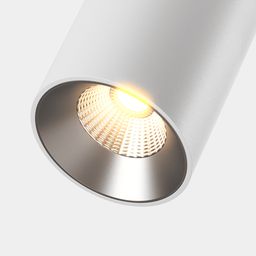 Серебристый дефлектор в светильнике, вид под углом