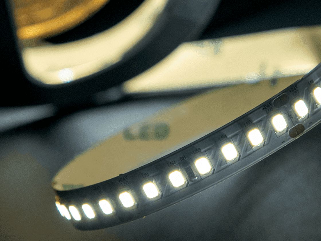 Лента SMD 2835 в работе, холодное белое свечение