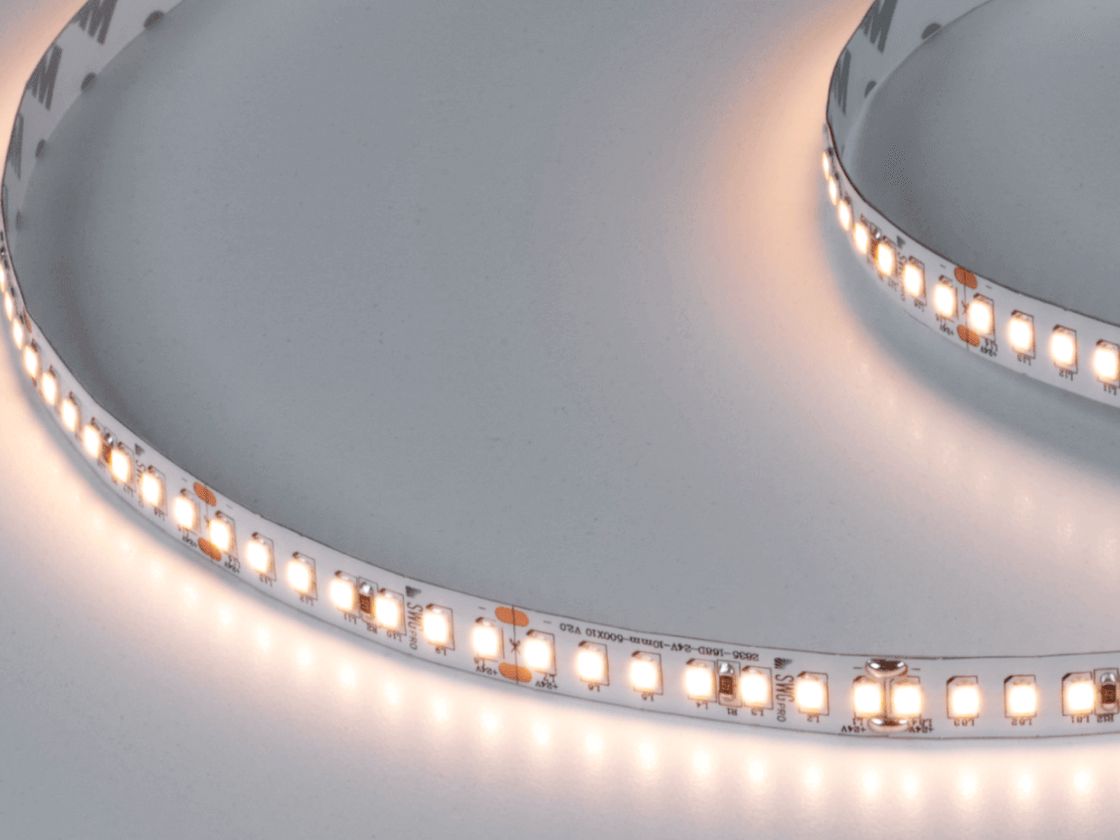 Включенная светодиодная лента теплый белый свет, фрагмент