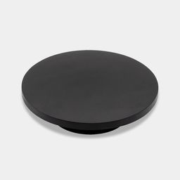 Вид сверху на круглый черный корпус светильника