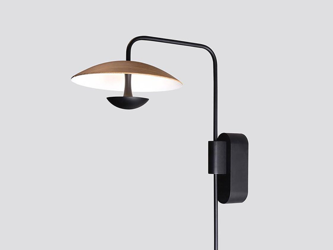 Настенный светильник с черной стойкой и дубовым плафоном