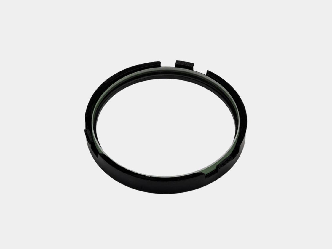 Прозрачное стекло-рассеиватель в черной оправе, вид сверху