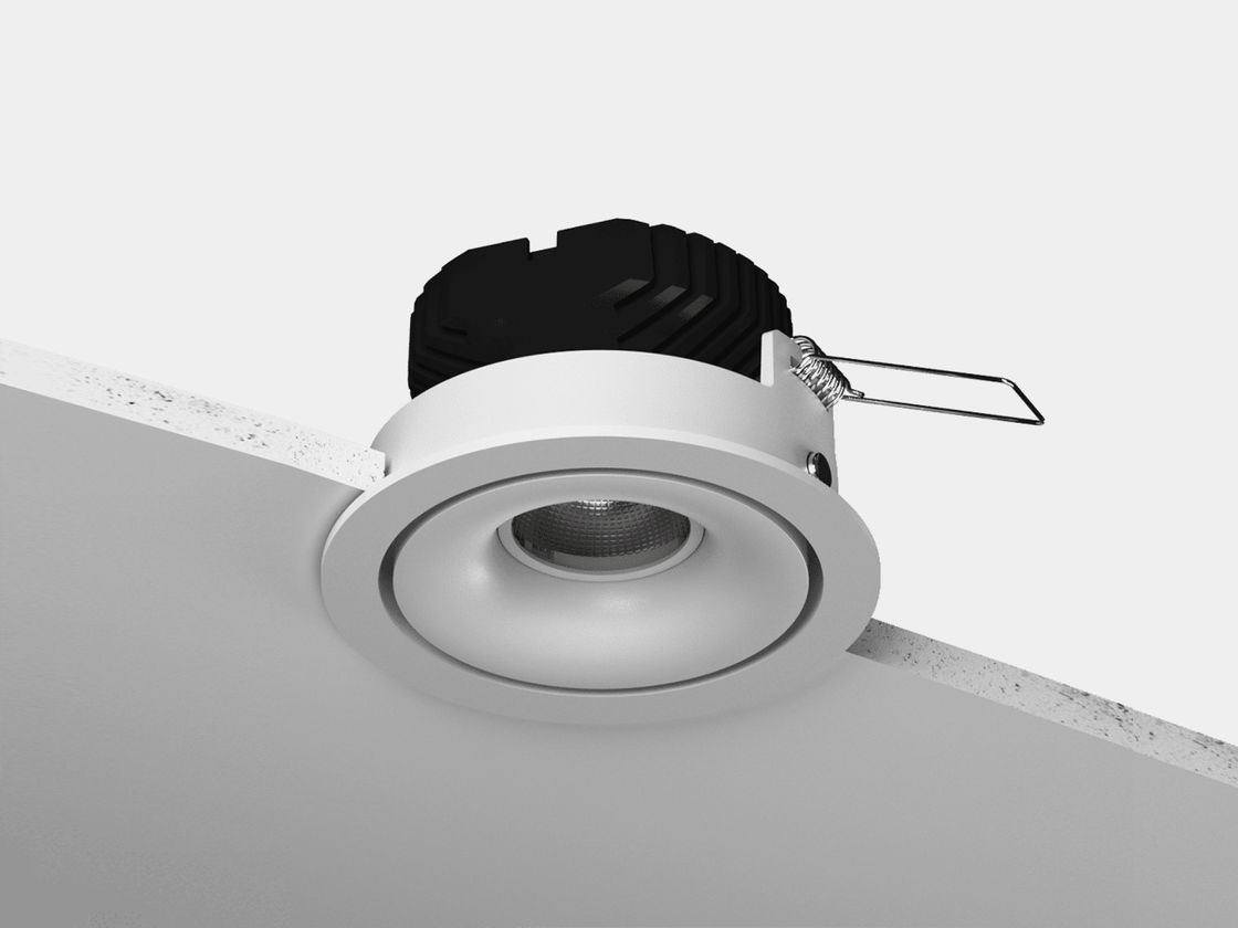 Корпус светильника в потолке, боковой ракурс установки