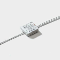 Радио передатчик EasyDim W-TX2 с подключенными проводами