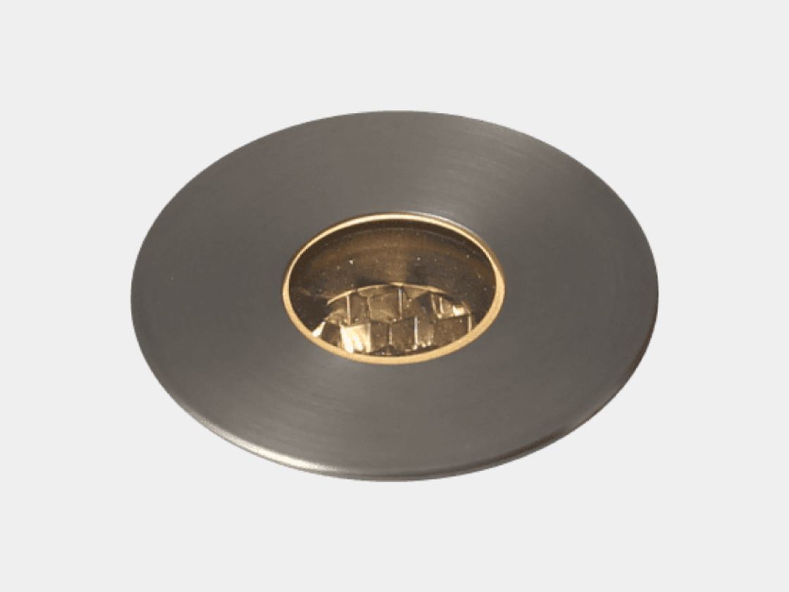 Круглая лицевая часть встраиваемого светильника, серебристый обод