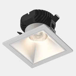 Белая квадратная рамка COMBO с включенным светильником