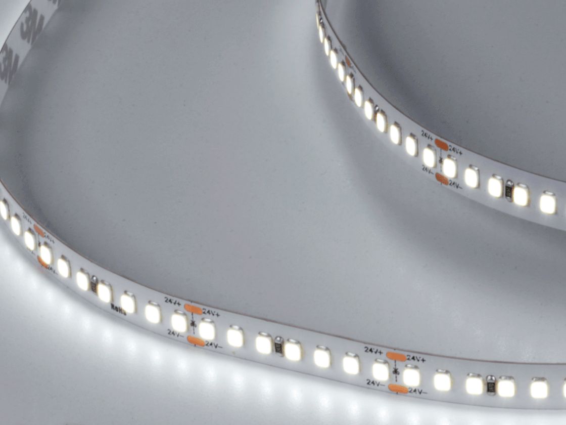 Светящаяся светодиодная лента холодный белый 6000К 24В