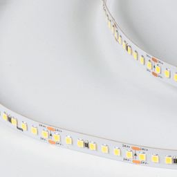 Светодиодная лента 24В SMD 2835 крупный план