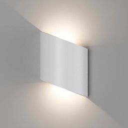 Настенный светильник белый, боковой вид на стене