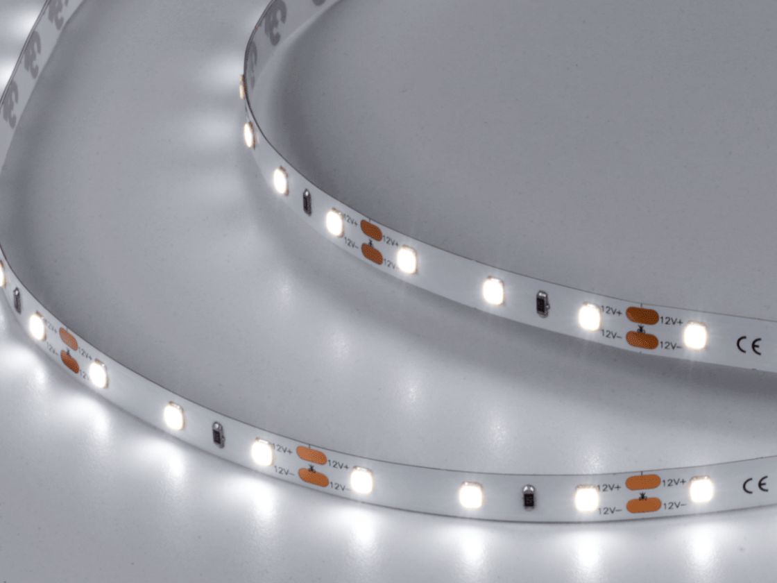 Включенная светодиодная лента, холодный белый свет