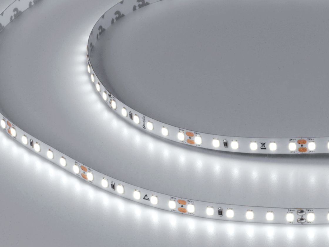 Включенная светодиодная лента, холодный белый свет 6000K