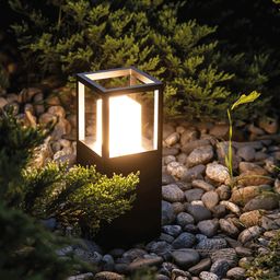 Напольный ландшафтный светильник черный, светит в саду