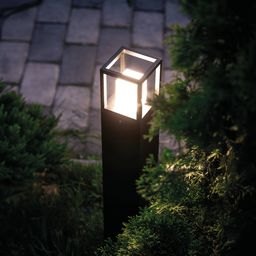 Напольный уличный светильник черный, светится на дорожке