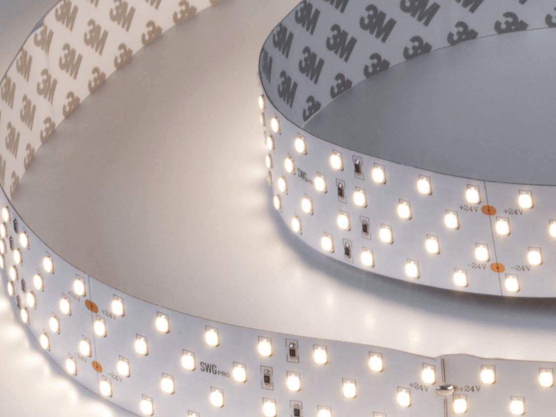 Включенная светодиодная лента нейтральный белый на катушке