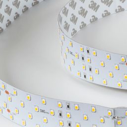 Светодиодная лента SMD 2835 крупный план дорожек