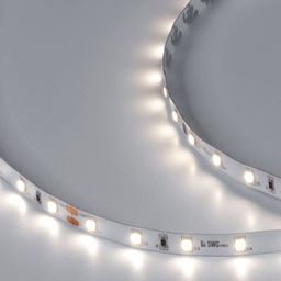 Включенная светодиодная лента нейтрального белого свечения