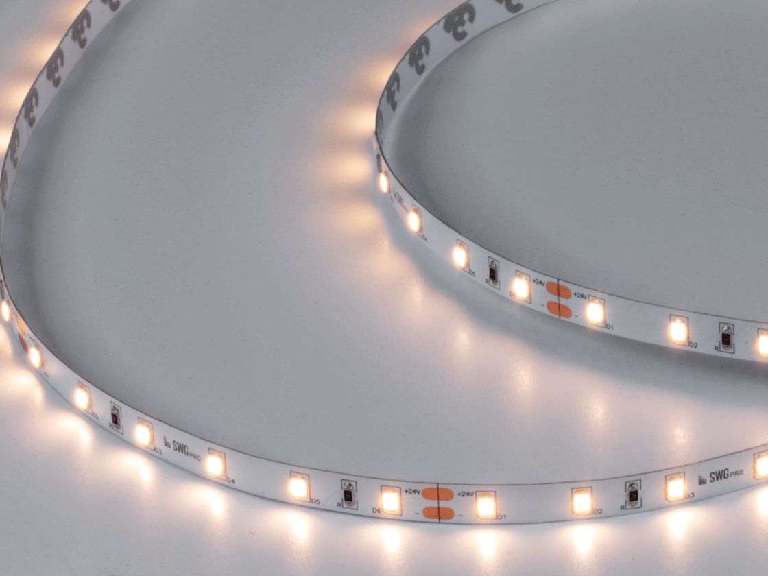 Включенная светодиодная лента тёплого белого свечения, крупно