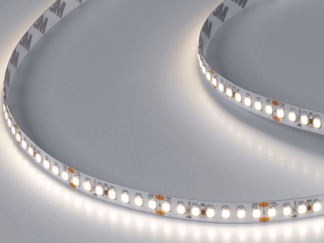 Включенная светодиодная лента нейтрального белого свечения на столе