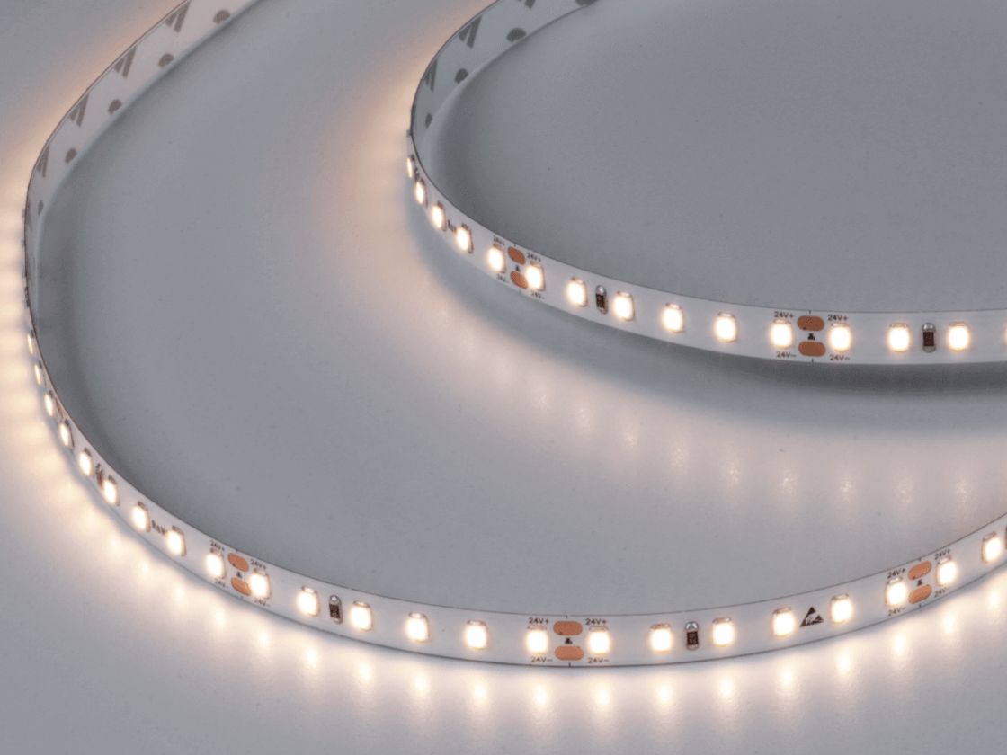 Светодиодная лента теплого свечения, включенная на поверхности