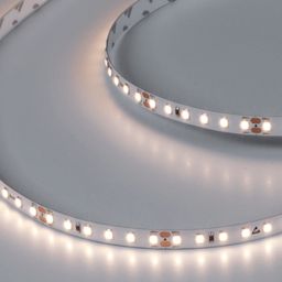 Светодиодная лента теплого свечения, включенная на поверхности