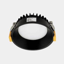 Фронтальный вид: черный корпус и матовый рассеиватель