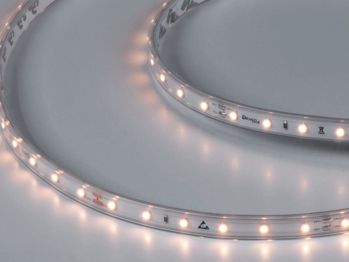 Светодиодная лента включена, теплое белое свечение на столе