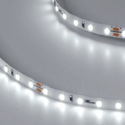 Включенная светодиодная лента, холодный белый свет