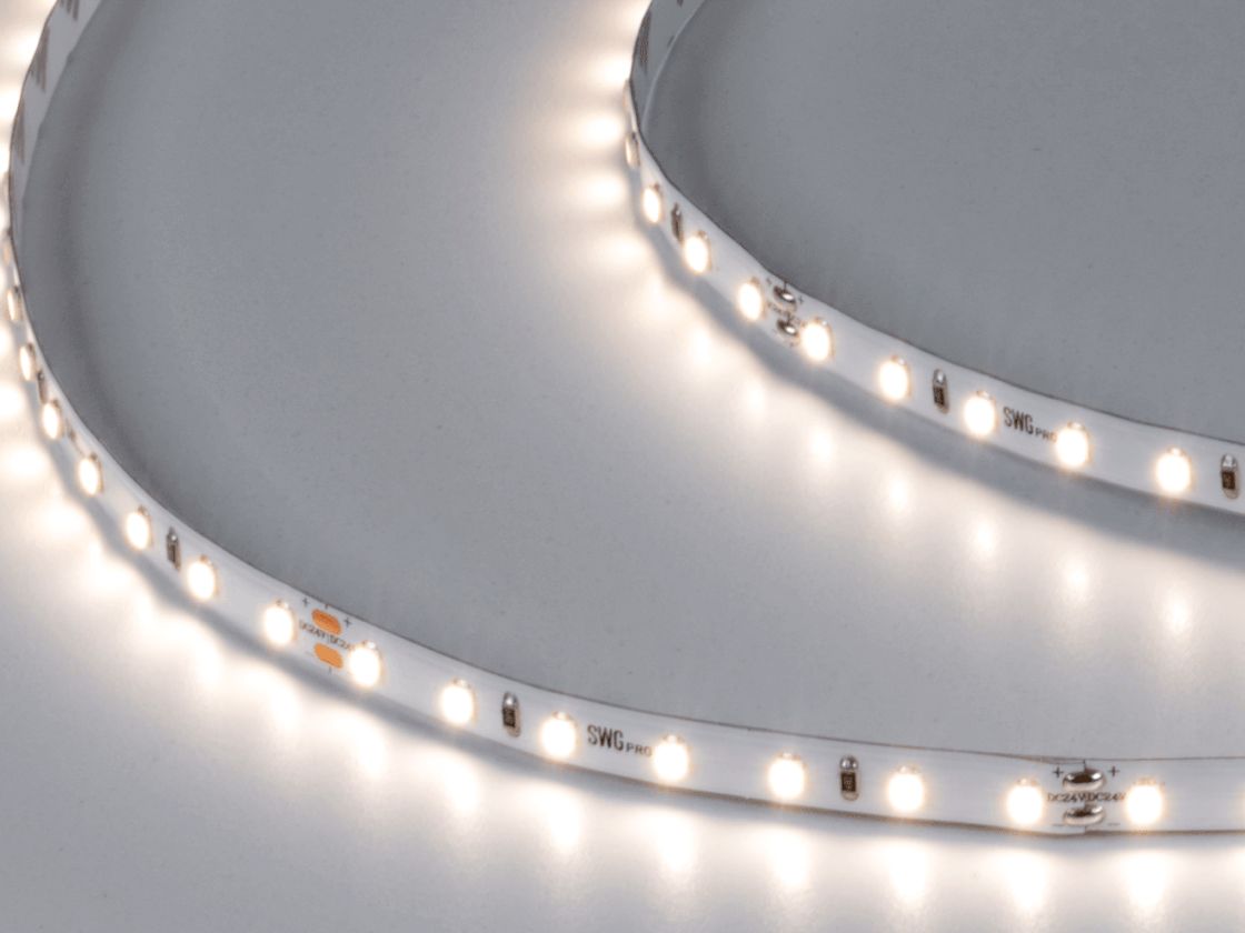 Светодиодная лента включена, нейтральный белый свет