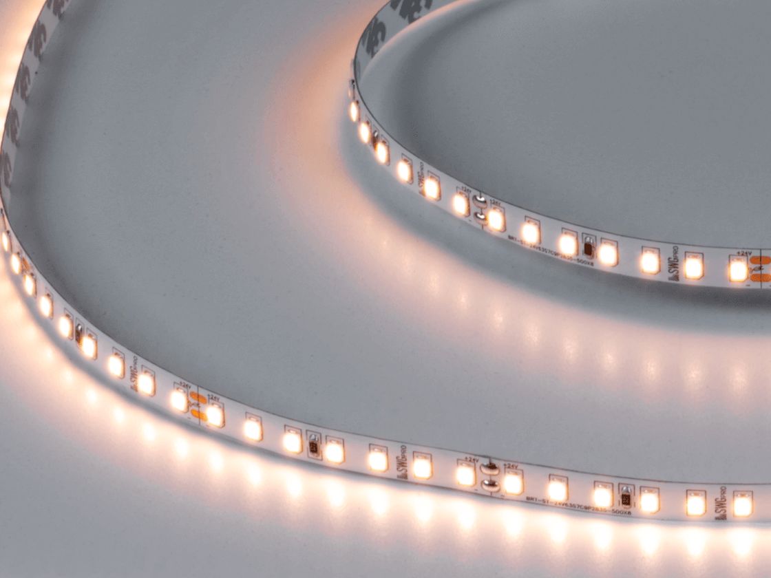 Светодиодная лента включена, теплый белый свет на поверхности