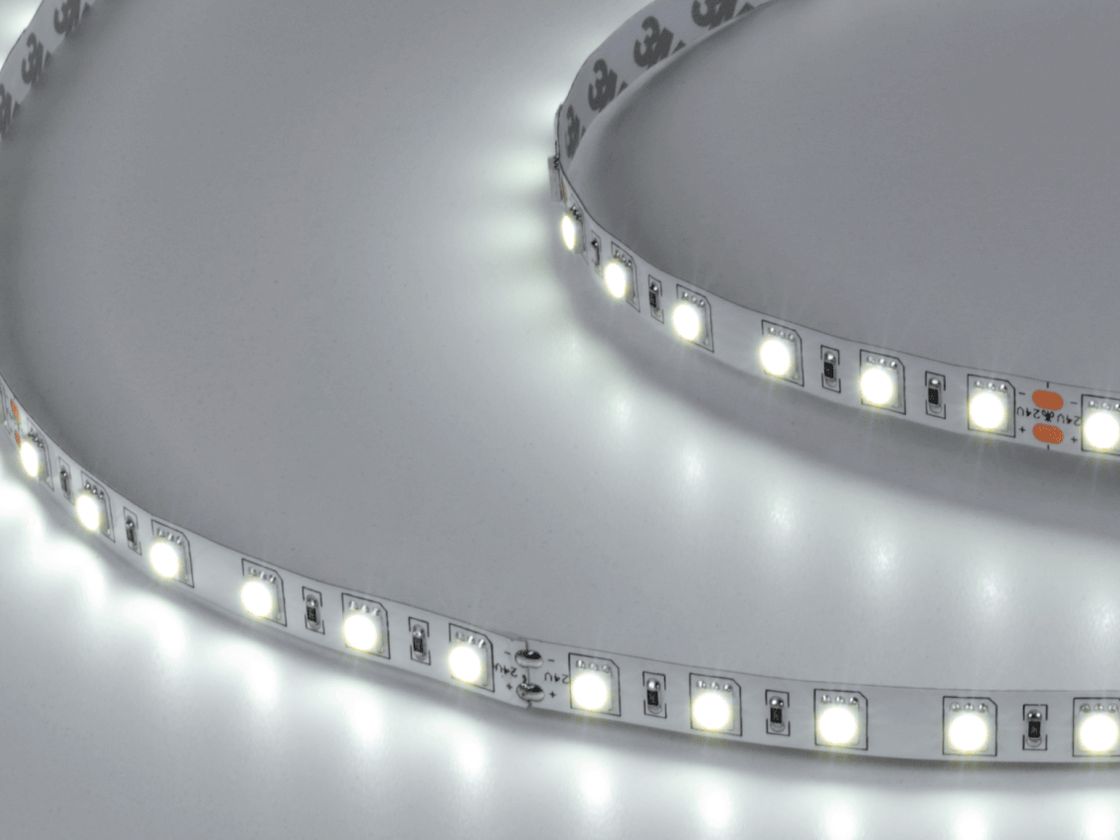 Светящаяся лента холодного белого света, крупный план