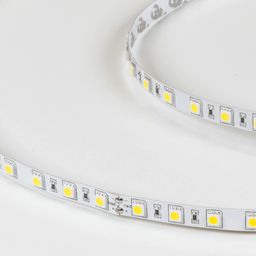 Фрагмент ленты SMD5050 24В, вид на светодиоды