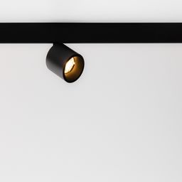 Черный спот на треке, вид спереди с подсветкой