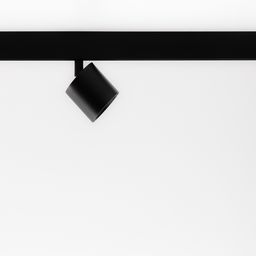 Спот на треке, вид под углом с подсветкой