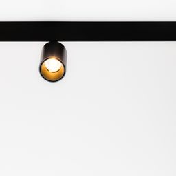 Трековый спот, вид снизу с теплым свечением