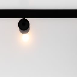 Спот на треке, вид снизу без свечения