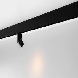 Черный спот на магнитном треке, диагональный ракурс