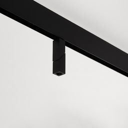 Черный трековый спот, вид снизу на линзу