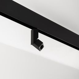 Черный спот на треке, световое пятно крупно