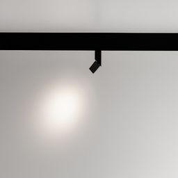 Черный спот на треке, свет направлен вправо