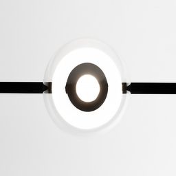 Светильник-шар включен, вид спереди на треке