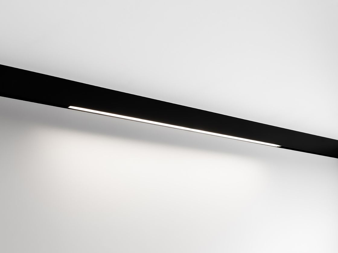 Черный линейный магнитный светильник на треке, вид сбоку