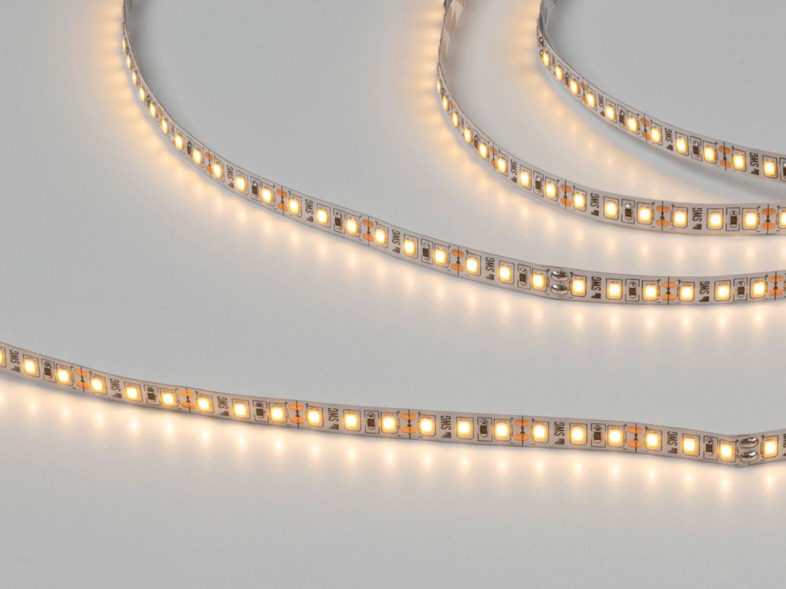 Светодиодная лента SMD2835 теплый белый, включенная, крупный план