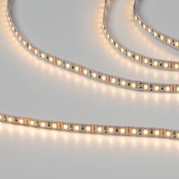 Светодиодная лента SMD2835 теплый белый, включенная, крупный план