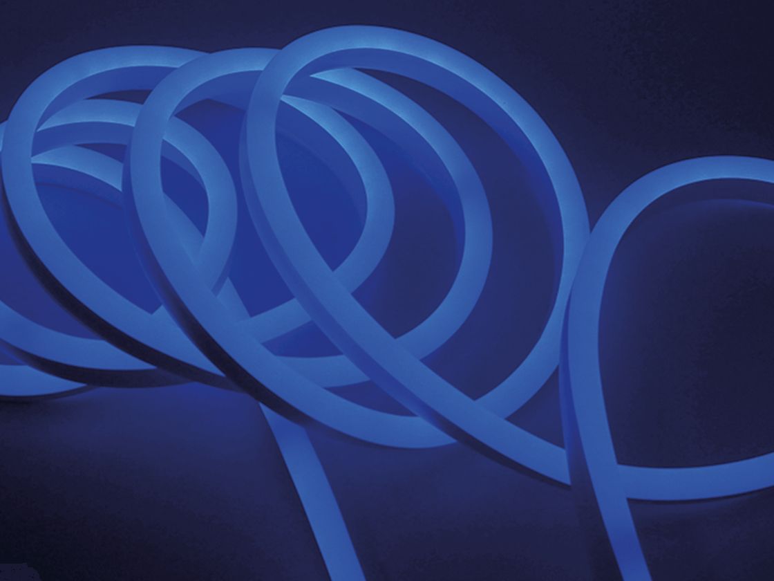 Синяя неоновая лента в бухте, свечение по контуру