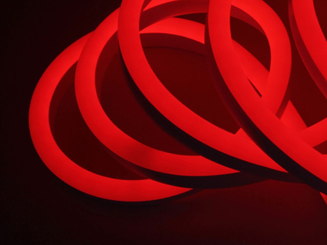 Красная неоновая лента в бухте, вид крупным планом