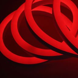 Красная неоновая лента в бухте, вид крупным планом