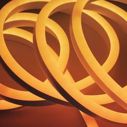 Оранжевая неоновая лента в бухте, включённое свечение