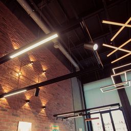 Пример освещения трековым спотом в интерьере, потолочный монтаж