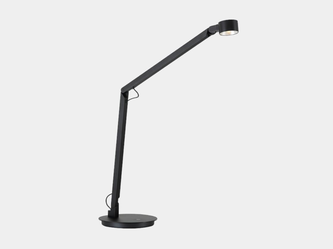 Черный настольный светильник на круглом основании, вид сбоку